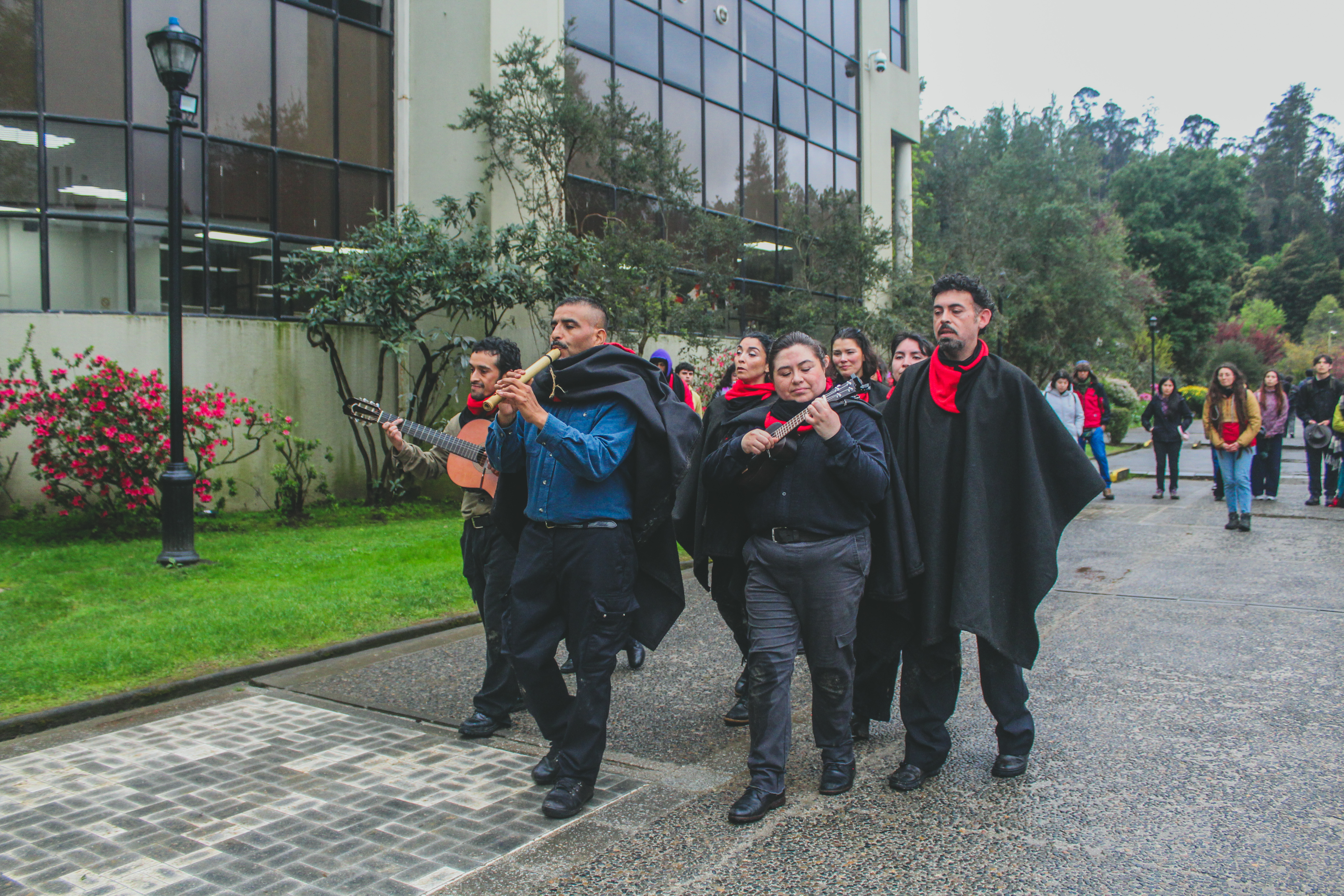 Las Voces de Víctor: Cantares Callejeros